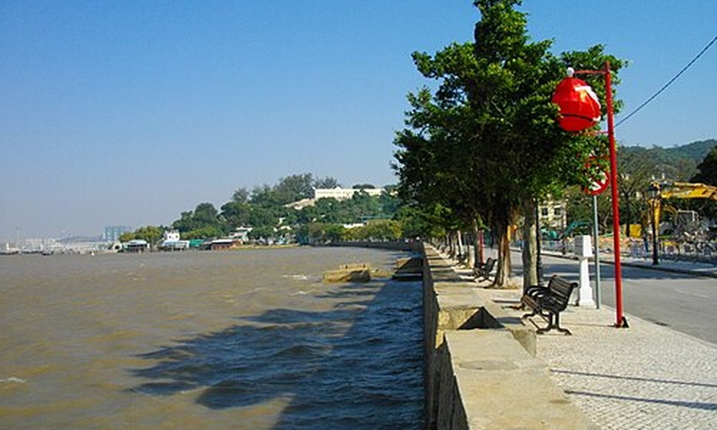 Coloane_and_coastline_02.JPG